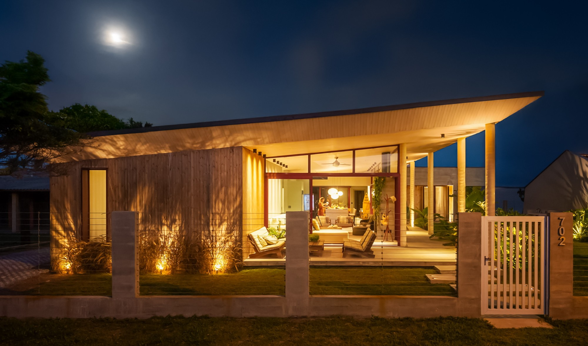 Fachada da casa à noite