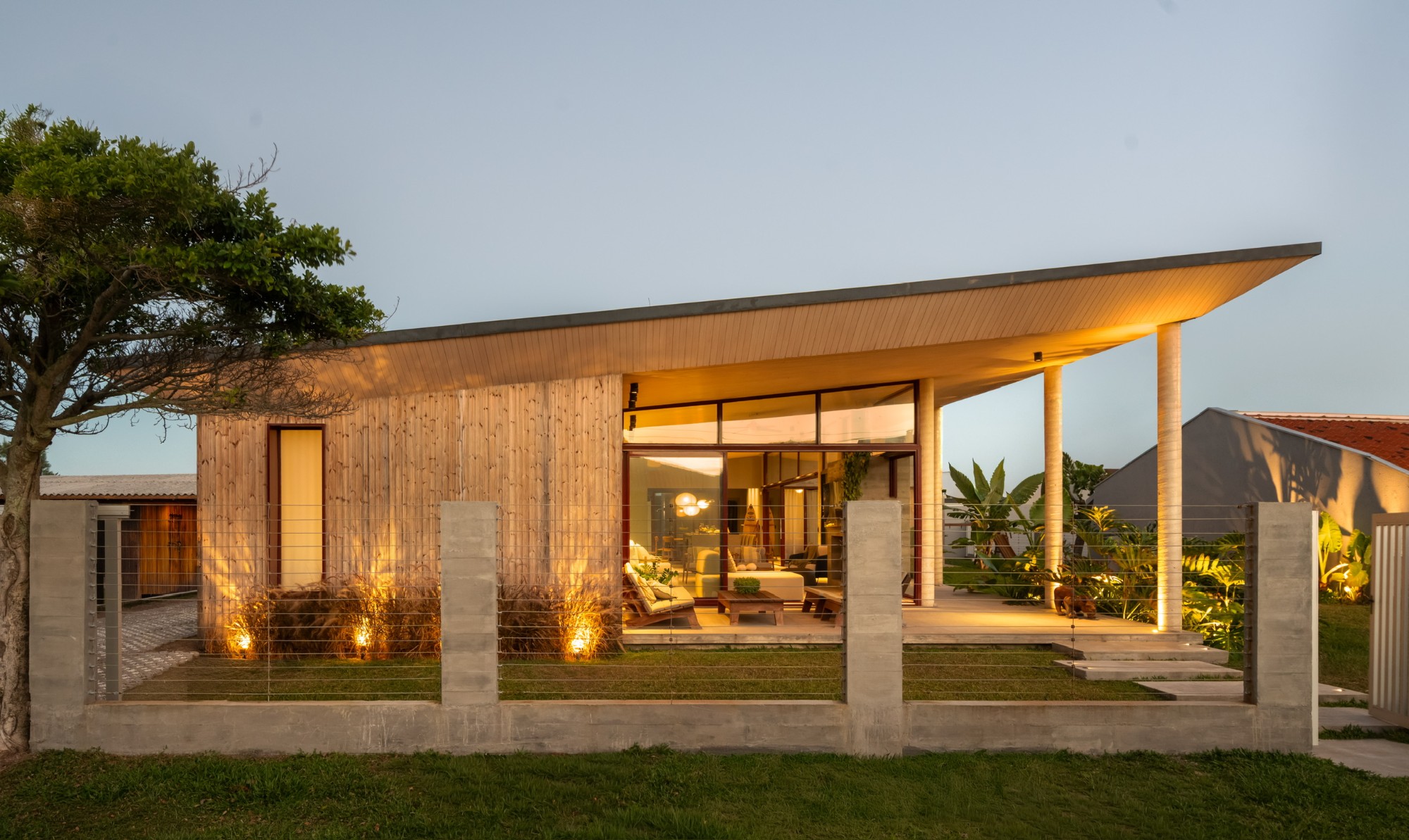 Fachada da casa ao entardecer